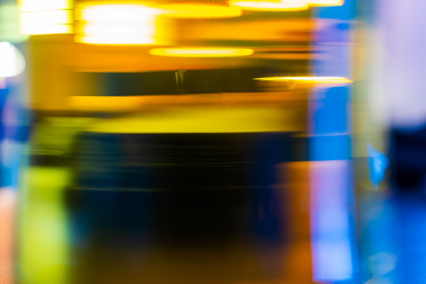 杂乱的桌面背景上放着一杯啤酒图片下载