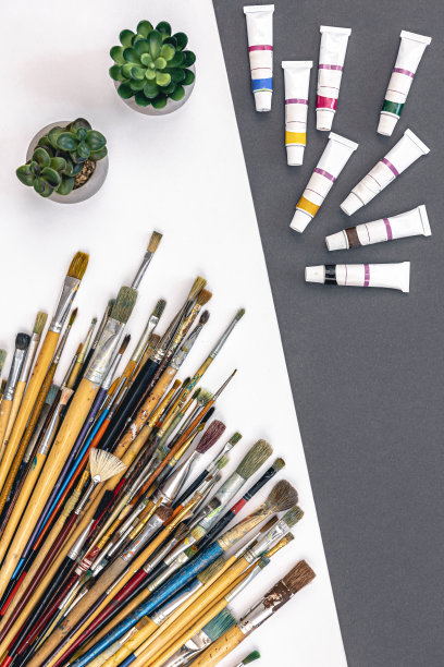 画笔绘图和油漆纸彩色背景，平敷设。图片下载