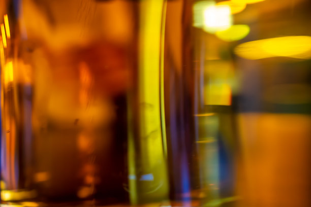 杂乱的桌面背景上放着一杯啤酒图片下载