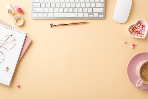 情人节的概念。键盘电脑鼠标规划者的顶部视图照片钢笔心形碟子别针装饰胶带杯咖啡在孤立的粉彩米色背景与中间的复制空间图片下载