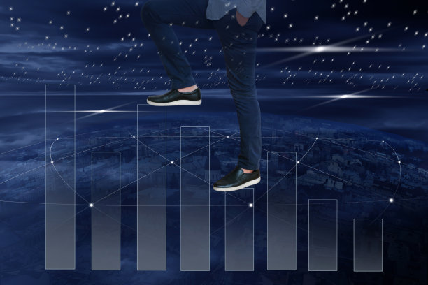 一个人走在商业增长图表上。一个男人走向成功的背景下，一个夜晚的城市，星空图片下载
