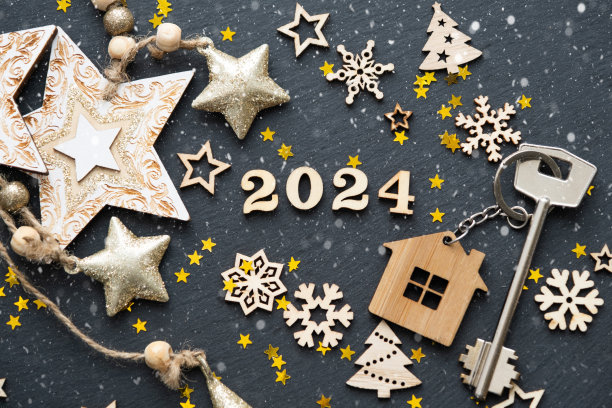 房子钥匙与钥匙链小屋黑色背景与星星，雪花。2024年新年快乐——木函，贺卡。购买、建造、搬迁、抵押图片下载