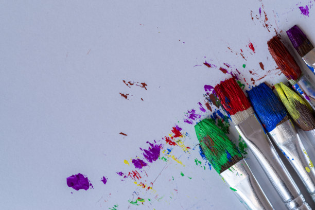 五颜六色的画笔排成一行图片下载