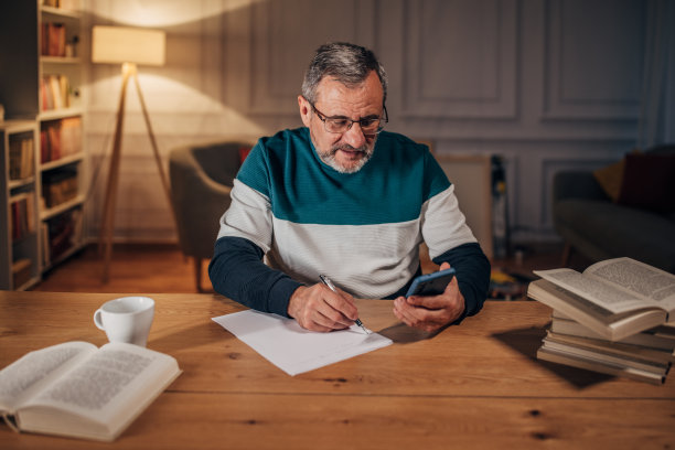 一位男作家正在使用智能手机图片下载