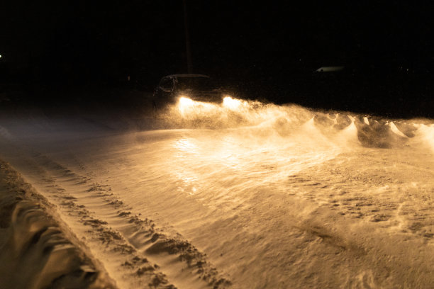 日本冬季暴雪行车条件图片下载