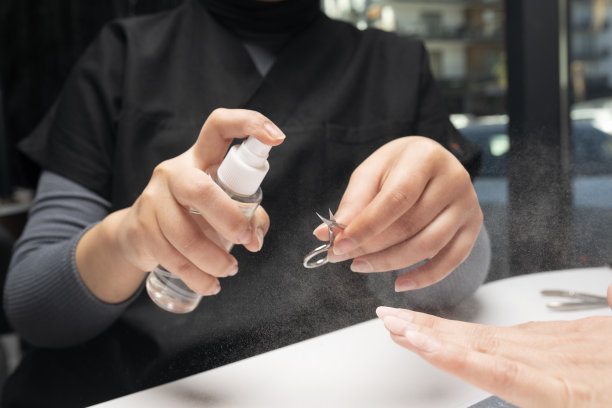 美甲师正在做新指甲。修指甲。美容护理和手部护理图片下载