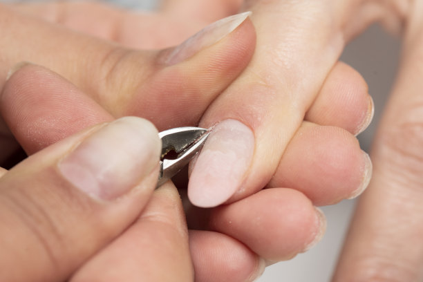 美甲师正在做新指甲。修指甲。美容护理和手部护理图片下载