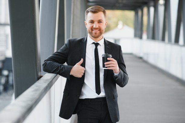 一个微笑的商人在现代商业环境的肖像图片下载