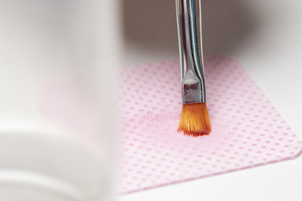 美甲师正在做新指甲。修指甲。美容护理和手部护理图片下载