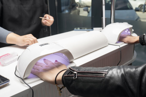 美甲师正在做新指甲。修指甲。美容护理和手部护理图片下载