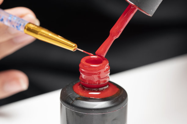 美甲师正在做新指甲。修指甲。美容护理和手部护理图片下载