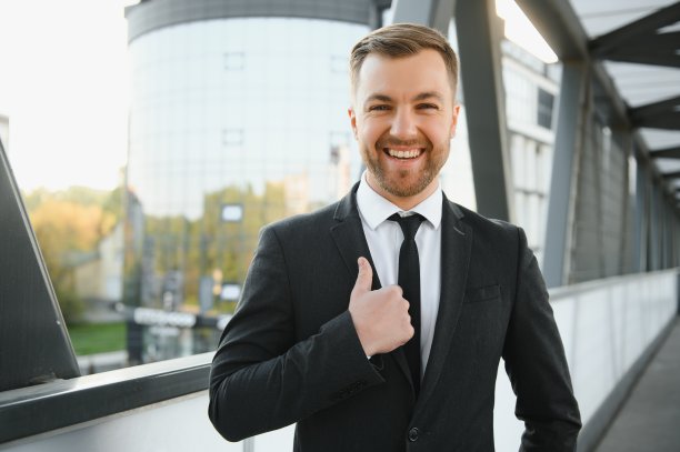 一个英俊的商人在城市设置的肖像图片下载