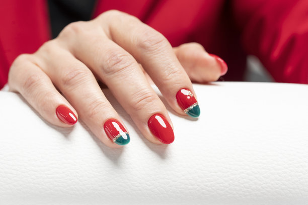 美甲师正在做新指甲。修指甲。美容护理和手部护理图片下载