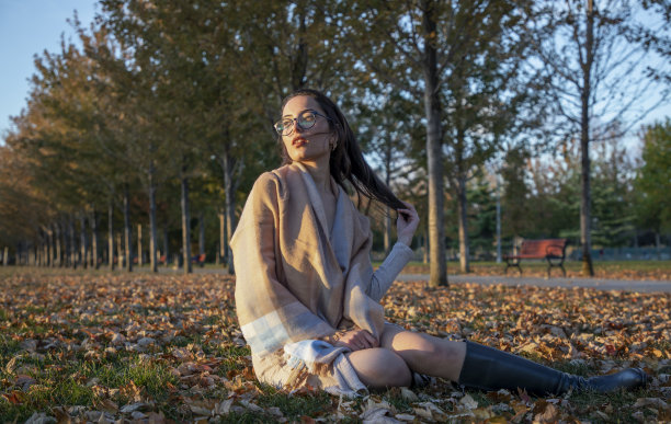 少女在秋叶里图片下载