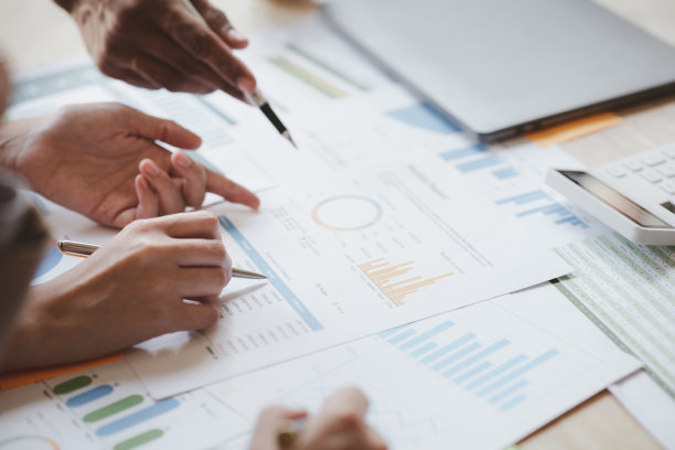 一群商业人士在会议室开会，一起规划他们的业务，创业公司的领导人分享他们的意见，讨论如何经营一个成功的企业。图片下载