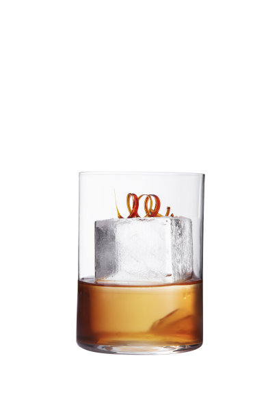 鸡尾酒，加冰和糖，玻璃杯中，白色背景图片下载