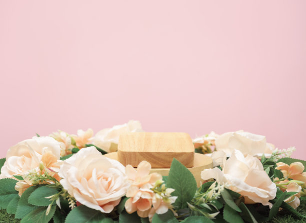 木讲台上米色玫瑰花粉红色粉彩背景与空间。美容美容护肤广告台，豪华浪漫爱情情人节或母亲礼物，产品台座平台展台展示。图片下载
