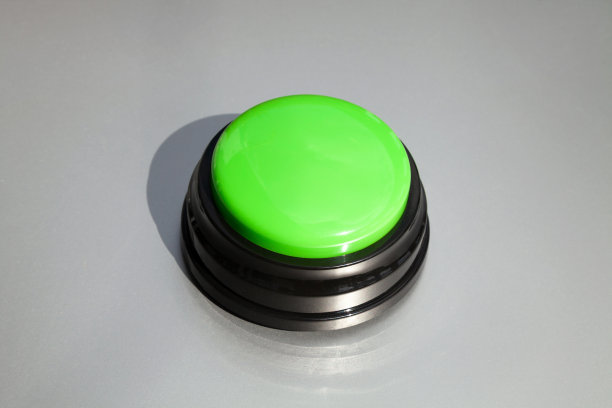 大绿色蜂鸣器的答案在一个游戏节目孤立的灰色图片下载