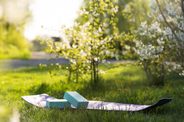 绿色草坪上的瑜伽垫。明亮的颜色。前视图。户外健身，运动，健康的生活方式，隔离，家庭健身房。晴天。副本的空间。没有人图片下载