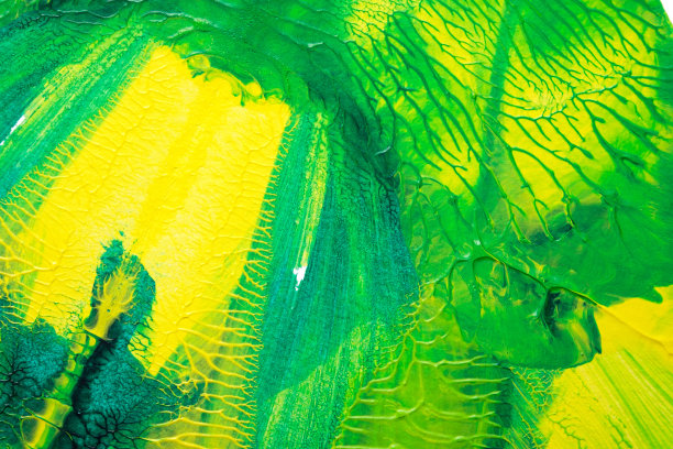 采用罗夏墨渍法在白纸背景上画出绿色黄色抽象丙烯色彩纹理图片下载