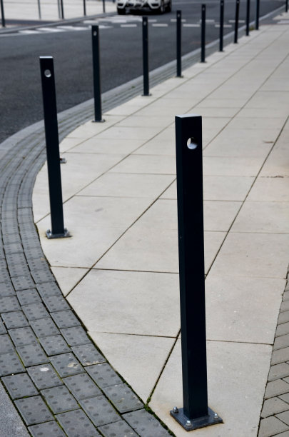 更安全的是，城市在人行道边上设置了带铁链栏杆的柱子。引导行人安全过马路。盲人在瓷砖上有突出的触觉脚洞，城市图片下载