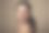 年轻女子的肖像闭上眼睛，做鬼脸。图片下载