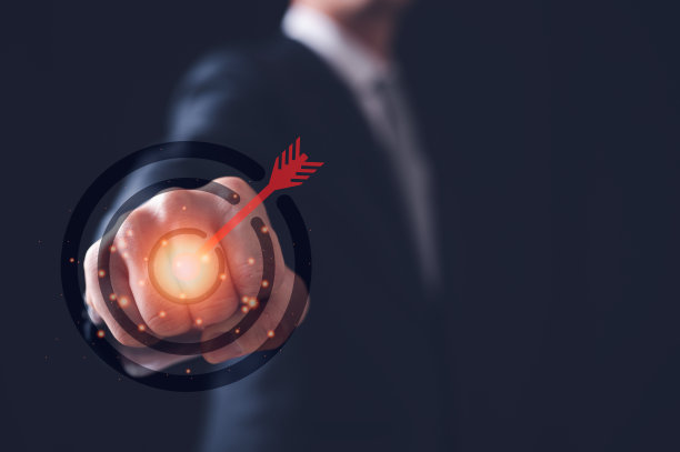 商人在为目标而战的概念中握紧拳头猛击目标图标。为了实现目标，图片下载