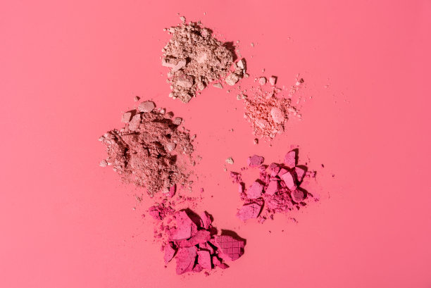 由粉饼和腮红碾碎而成的抽象成分图片下载