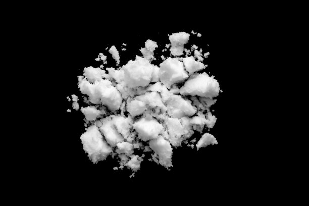 白色的雪孤立在黑色的背景上图片下载