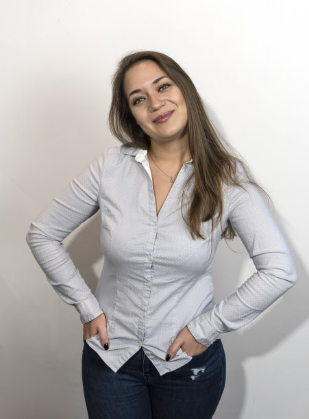 一个美丽的年轻女孩的长发特写肖像的照片，在一个中性的背景图片下载