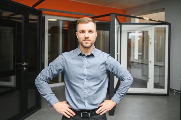 橱窗商店的销售经理。橱窗销售的概念。图片下载