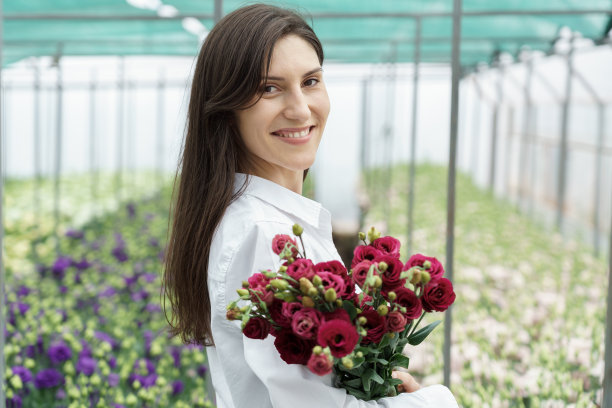 女商人手持一束鲜花。图片下载