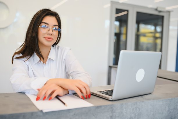 前台管理员后面有一位友好的年轻女士图片下载