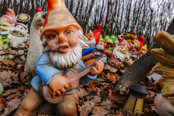 五彩缤纷的花园侏儒在某个地方拿着吉他图片下载