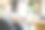 微笑的女孩学生与skype老师在线学习，快乐的年轻女子学习语言听讲座看网络研讨会写笔记看笔记本电脑坐在咖啡馆，远程教育图片下载