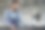 工人在车间为门窗制造测量和准备pvc型材图片下载
