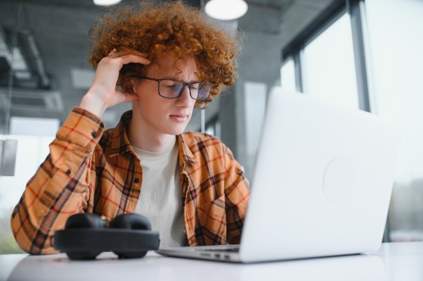 白人潮人在咖啡店享受远程工作，男性自由职业者戴着时髦的眼镜坐在自助餐厅，带着现代的笔记本电脑设备图片下载