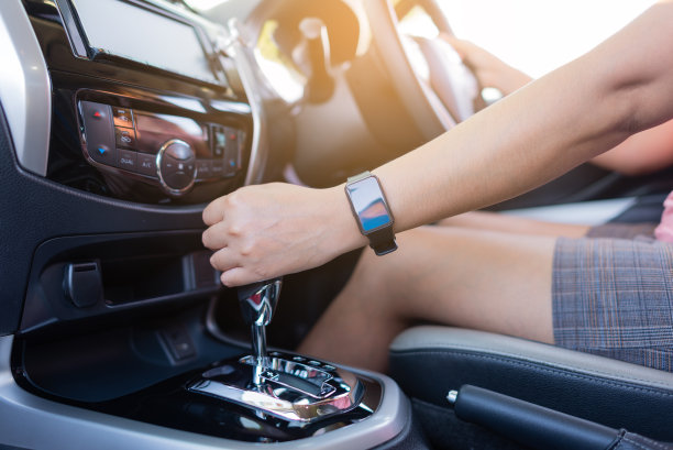 女人在换档开车图片下载