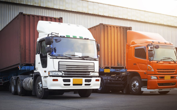 半挂车停泊在码头仓库装货。货运集装箱运输卡车。配送仓库。货物运输。仓库物流。图片下载