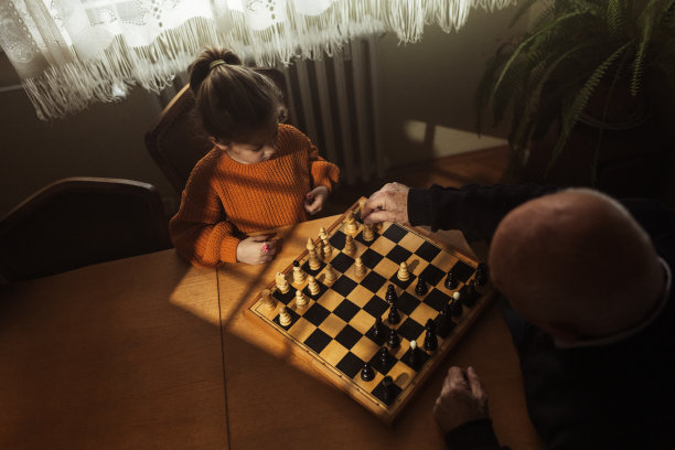 爷爷和孙女在下棋图片下载