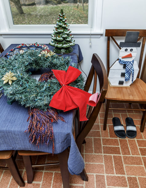 几个等待储存的户外圣诞装饰品图片下载