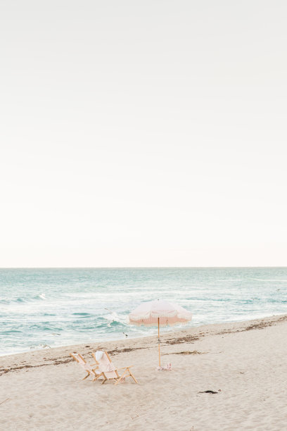 柔和的日落天空在棕榈滩，佛罗里达海岸线图片下载