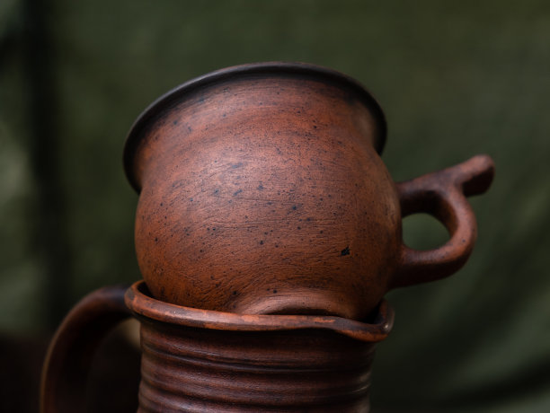 手工制作的陶瓷餐具、锅。图片下载