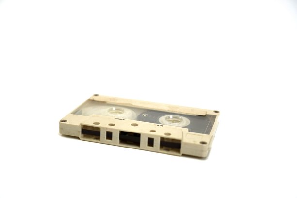 这张照片显示了蓝色背景上的复古白色音乐卡带。图片下载