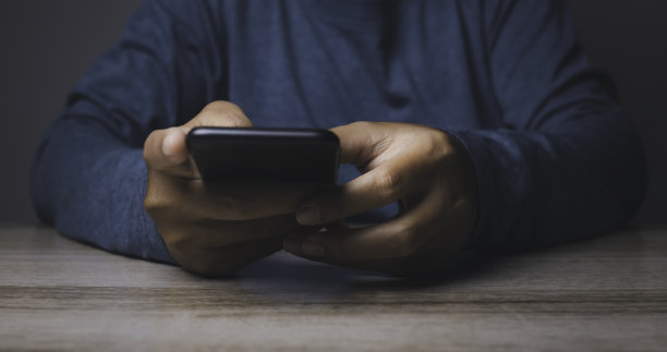 年轻人在用智能手机。图片下载