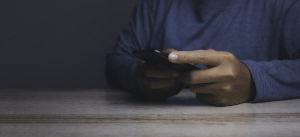 年轻人在用智能手机。图片下载