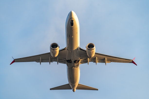 客机在空中飞行，从下面看。飞机旅行概念图片下载
