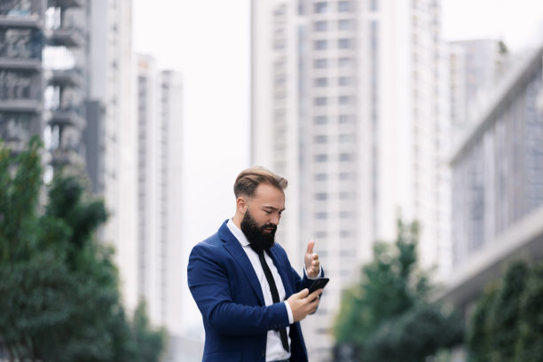 心烦意乱的年轻商人在电话里听到可怕的消息。图片下载