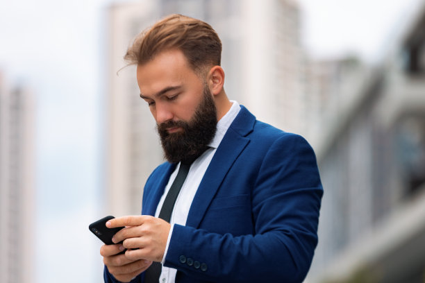 商人下班回家时使用智能手机图片下载