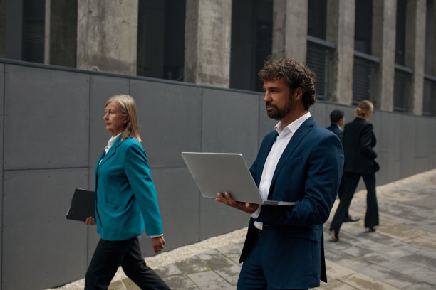 忙碌的男女同事早晨走在街上图片下载